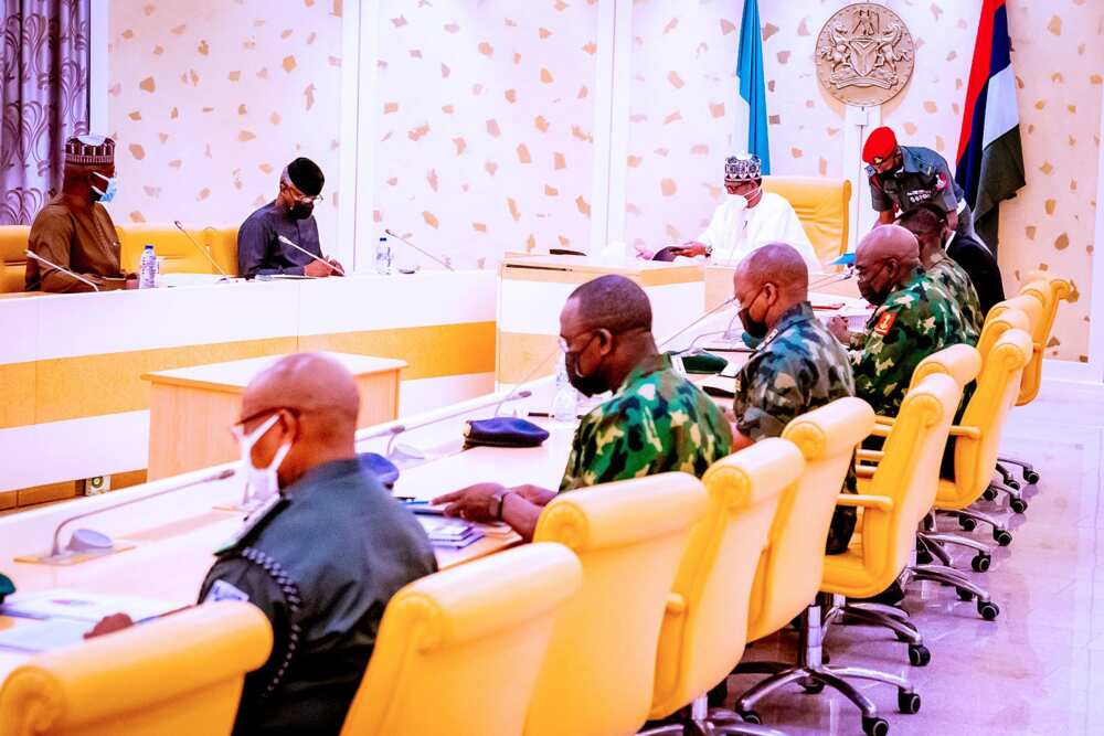 Yanzu-Yanzu: Buhari Na Ganawa da Shugabannin Tsaro Bayan Yunkurin Fashi da Makami a Aso Rock Yanzu-Yanzu: Buhari Na Ganawa da Shugabannin Tsaro Bayan Yunkurin Fashi da Makami a Aso Rock