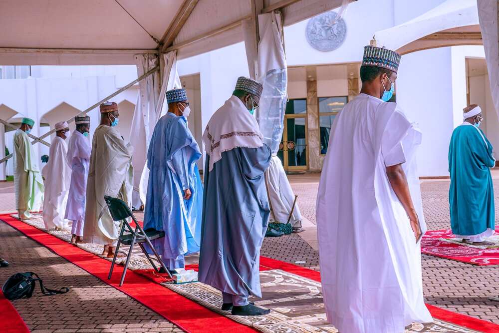 Hotuna da bidiyo: Yadda Buhari da iyalansa suka yi Sallar Idi a Abuja Hotuna da bidiyo: Yadda Buhari da iyalansa suka yi Sallar Idi a Abuja