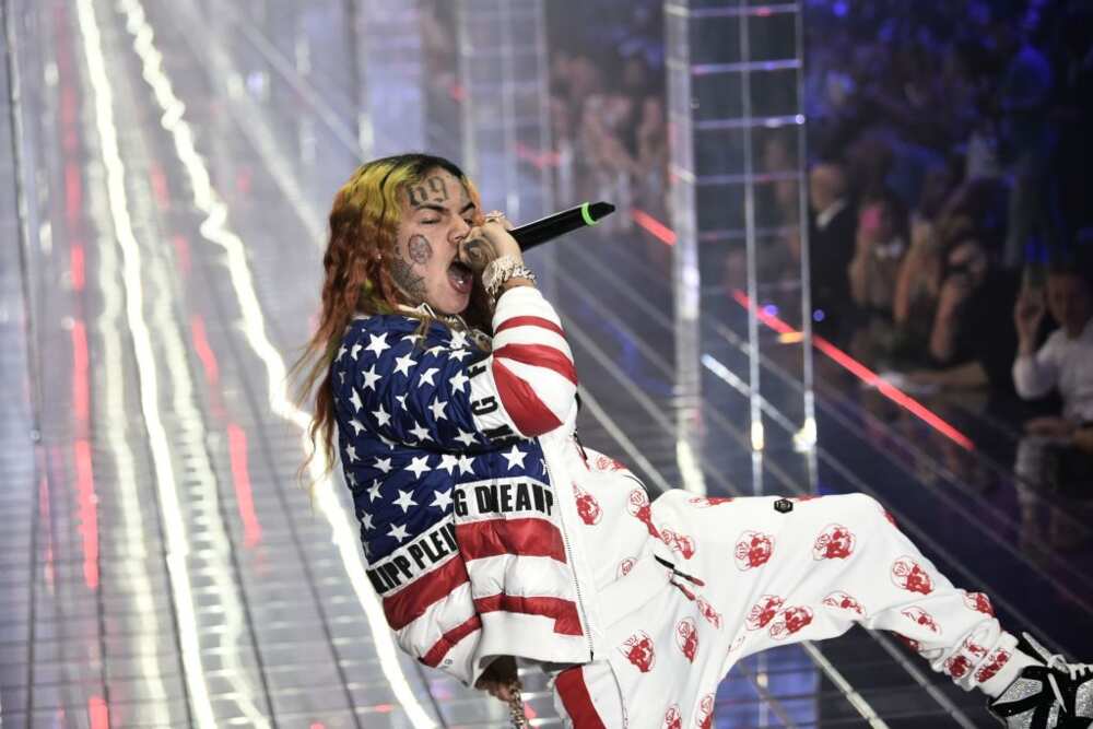 Le chanteur de rap américaine 6ix9ine, ou Tekashi 69, se produit lors du défilé Philipp Plein dans le cadre de la Fashion Week Femme Printemps/Été 2019 à Milan, le 21 septembre 2018. (Photo par Marco BERTORELLO / AFP)