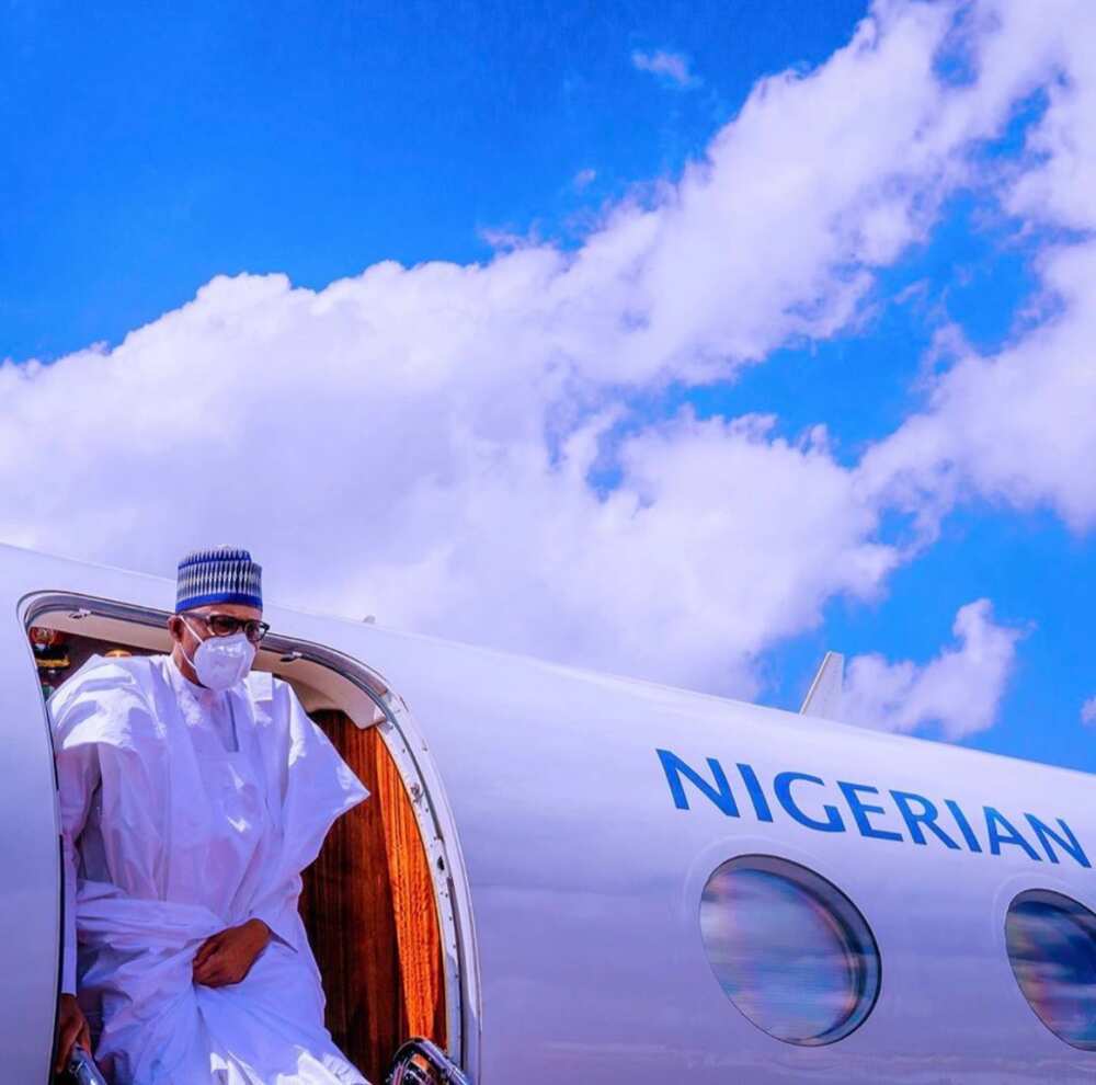 Buhari yayin da ya sauka a birnin Bamako
Hoto daga fadar shugaban kasa @BashirAhmaad Buhari yayin da ya sauka a birnin Bamako
Hoto daga fadar shugaban kasa @BashirAhmaad
