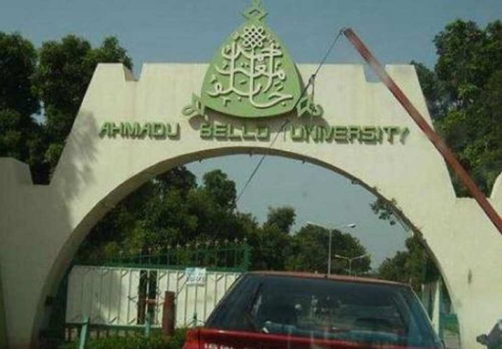 'Yan bindiga sun sace ɗaliban ABU Zaria 17 a hanyar Kaduna zuwa Abuja 'Yan bindiga sun sace ɗaliban ABU Zaria 17 a hanyar Kaduna zuwa Abuja