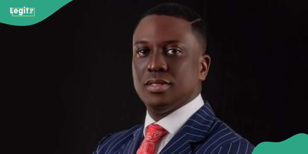 Pastor Bolaji Idowu rocks a suit