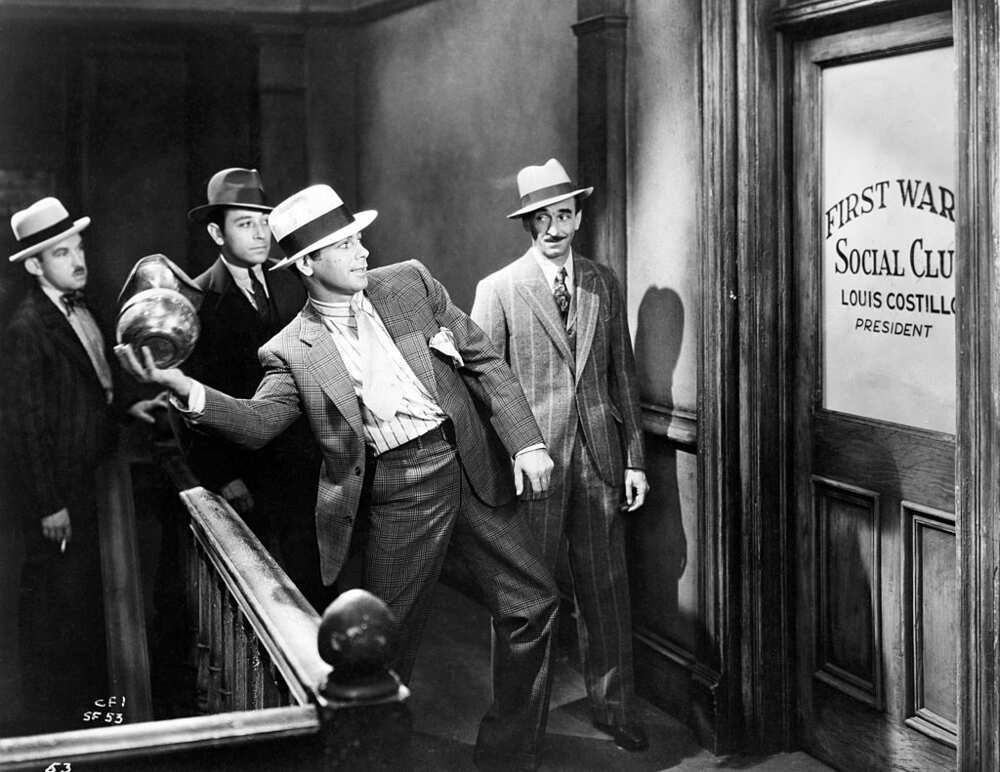 Scène du film Scarface de 1932, avec Paul Muni Scène du film Scarface de 1932, avec Paul Muni