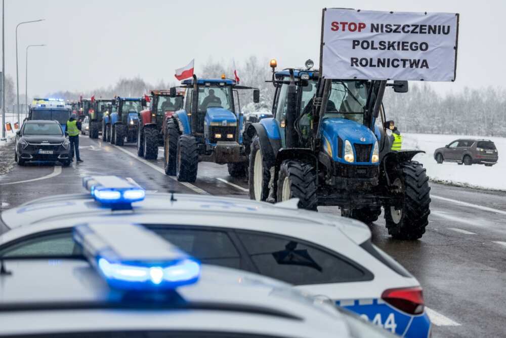 Baner z napisem „Zatrzymajcie niszczenie polskiego rolnictwa” na polsko-ukraińskim przejściu granicznym w Dorohusku we wschodniej Polsce w piątek