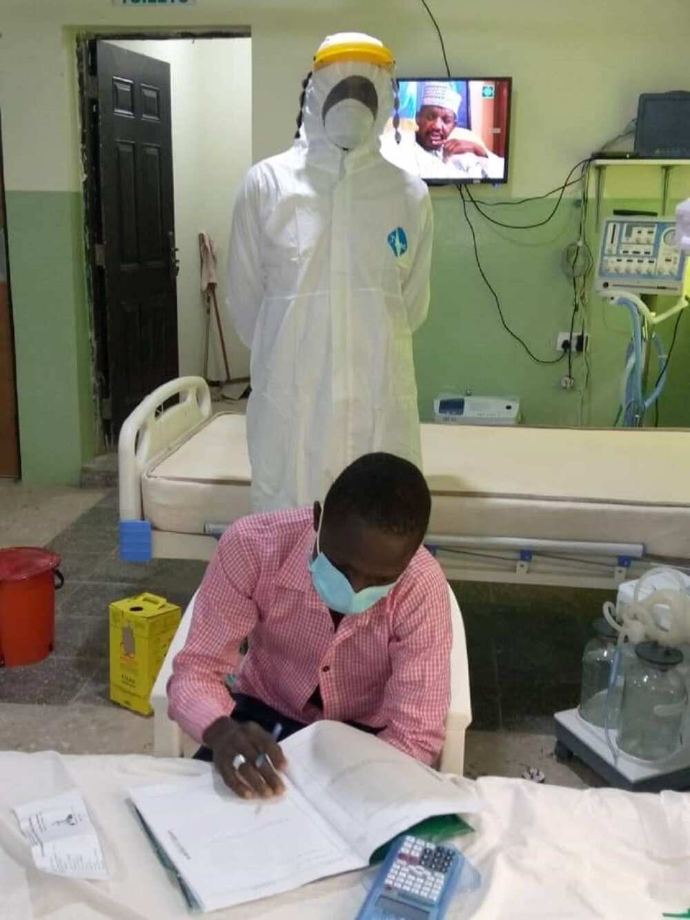 Hotuna: Yadda dalibin sakandare mai korona ke rubuta SSCE a Gombe Hotuna: Yadda dalibin sakandare mai korona ke rubuta SSCE a Gombe