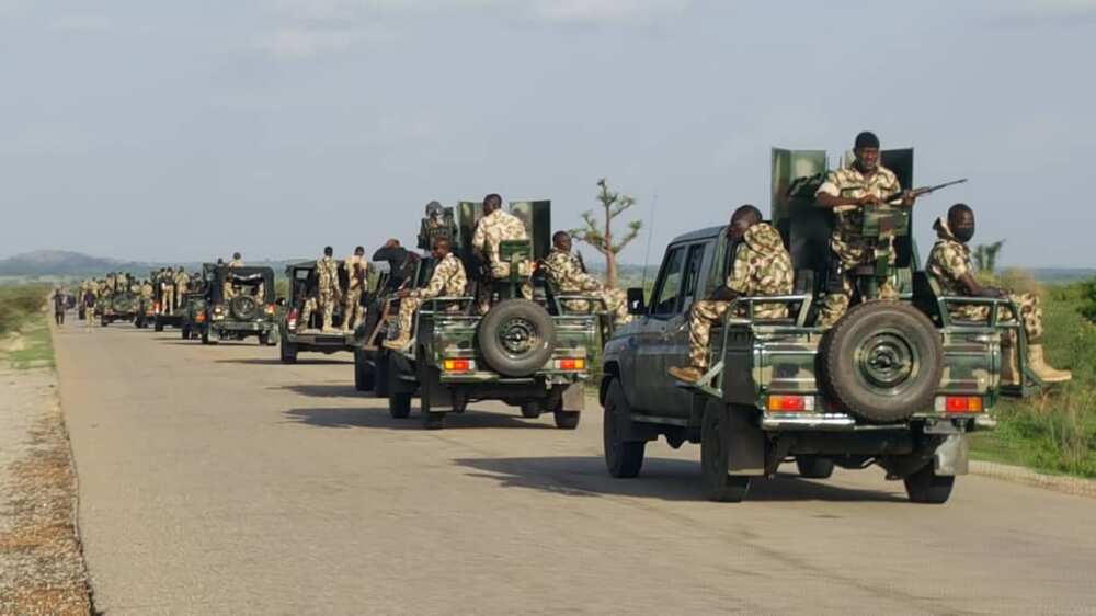 Rundunar Sojin kasa yayin kakkabe masu tayar da kayar baya a Arewa maso Yammacin Najeriya
Hakkin Mallakar hoto; Rundunar Dakarun tsaro ta kasa