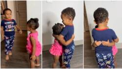 2 little kids who are siblings send emotions racing online, their amazing bonding video stuns internet users