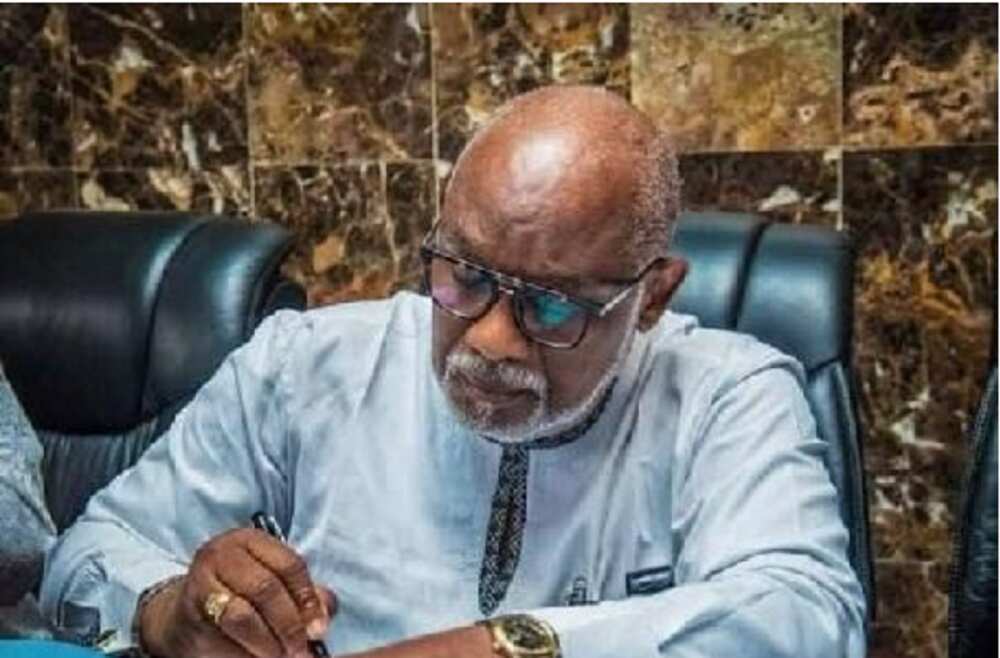 Da Ɗumi-Ɗumi: Gwamna Akeredolu ya rattaba hannu kan dokar hana kiwo a fili Da Ɗumi-Ɗumi: Gwamna Akeredolu ya rattaba hannu kan dokar hana kiwo a fili