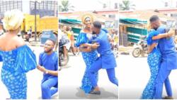 Una dey take Risk o: Man proposes to his girlfriend on traffic, video of the romantic moment excite Nigerians