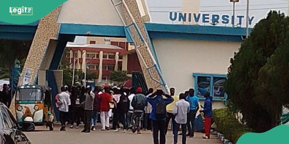 UNIJOS students protest against hike in school fee