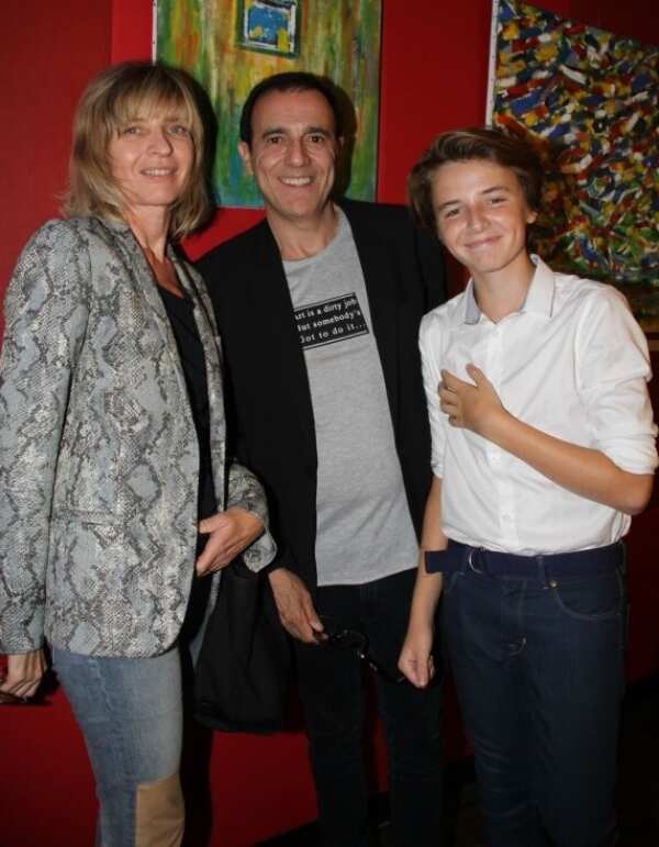 Emmanuelle Lannes, son mari Thierry Beccaro, et leur fils Lucas Beccaro à l'hôtel Renaissance à Paris le 21 septembre 2015.