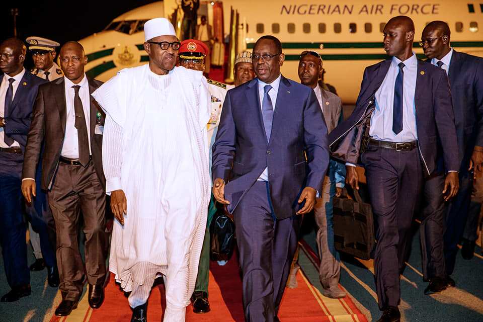 Da duminsa: Buhari ya isa kasar Senegal (Hotuna) Da duminsa: Buhari ya isa kasar Senegal (Hotuna)