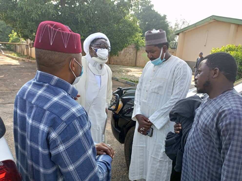 Sheikh Ibrahim El-Zakzaky tare da wasu mabiyansa Sheikh Ibrahim El-Zakzaky tare da wasu mabiyansa