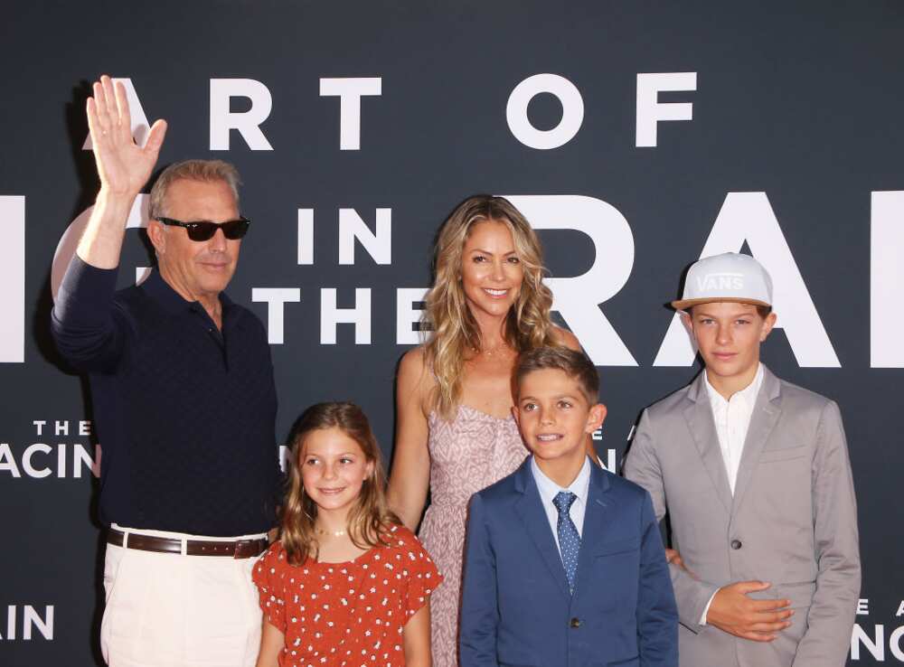 Kevin Costner, Christine Baumgartner et leurs enfants assistent à la première de "The Art of Racing In The Rain" de la 20th Century Fox le 1er août 2019 à Los Angeles, Californie. (Photo de Michael Tran/FilmMagic) Kevin Costner, Christine Baumgartner et leurs enfants assistent à la première de "The Art of Racing In The Rain" de la 20th Century Fox le 1er août 2019 à Los Angeles, Californie. (Photo de Michael Tran/FilmMagic)