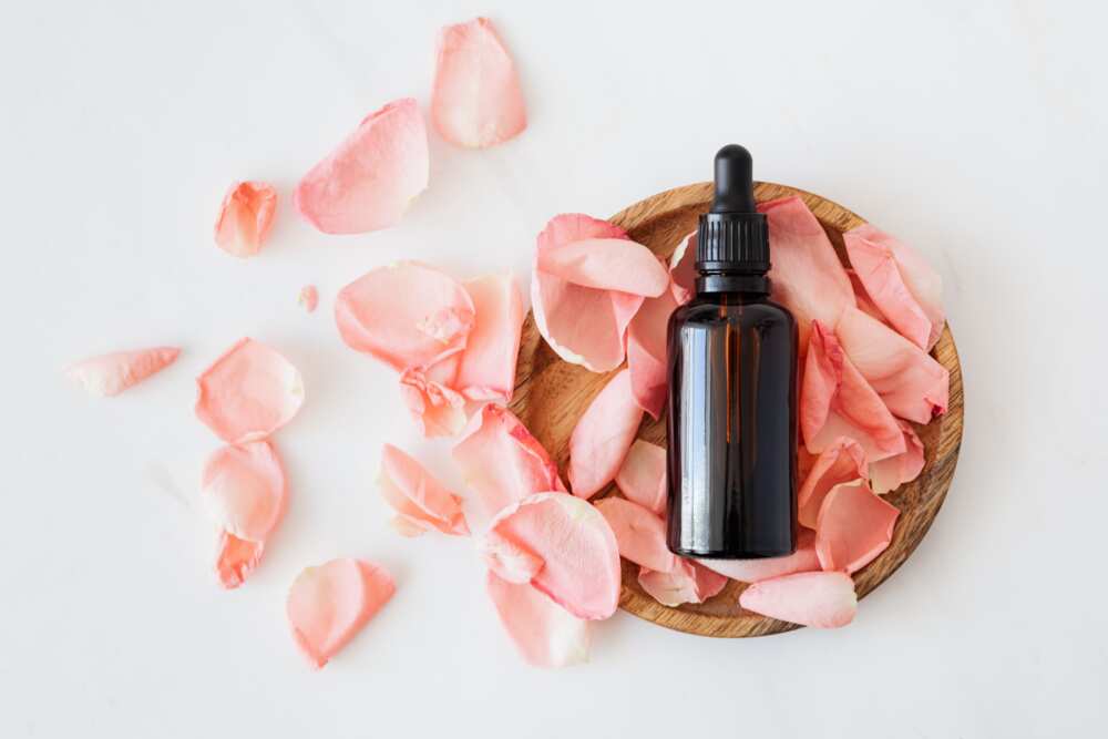 Essential oils for skin lightening