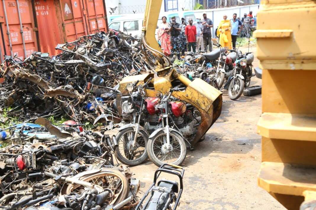 Taka dokar hanya: An kame baburan 'yan achaba a Legas, an murkeshesu a bainar jama'a