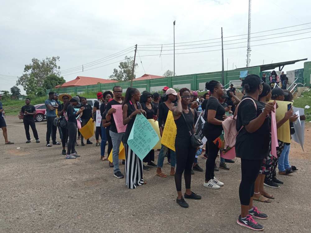 Nigerians protest against alleged police brutality against women (photos/video)