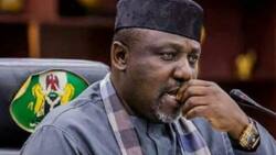 Yadda Sanata Okorocha ya kwanta a kasa yana rokon a taimaka masa yayin da EFCC ta kutsa kai gidansa