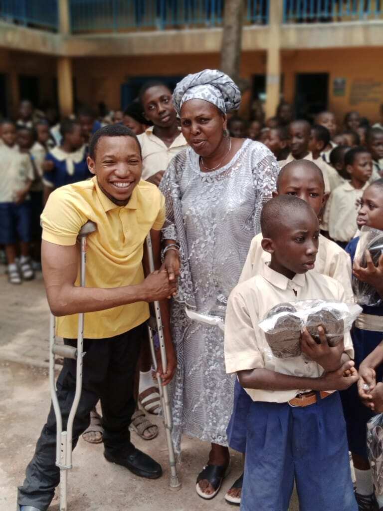 Michael Showunmi: Nigeria’s physically challenged teacher who donates to students