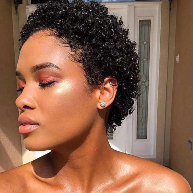 🎥 @lynnettessilhouettes) . . . . . Follow us on IG 👉@shorthair_divas  Follow us on Facebook 👉@shorthairdivas for more short hairstyles  inspiration. . . .... | By Short Hair Styles For Black WomenFacebook