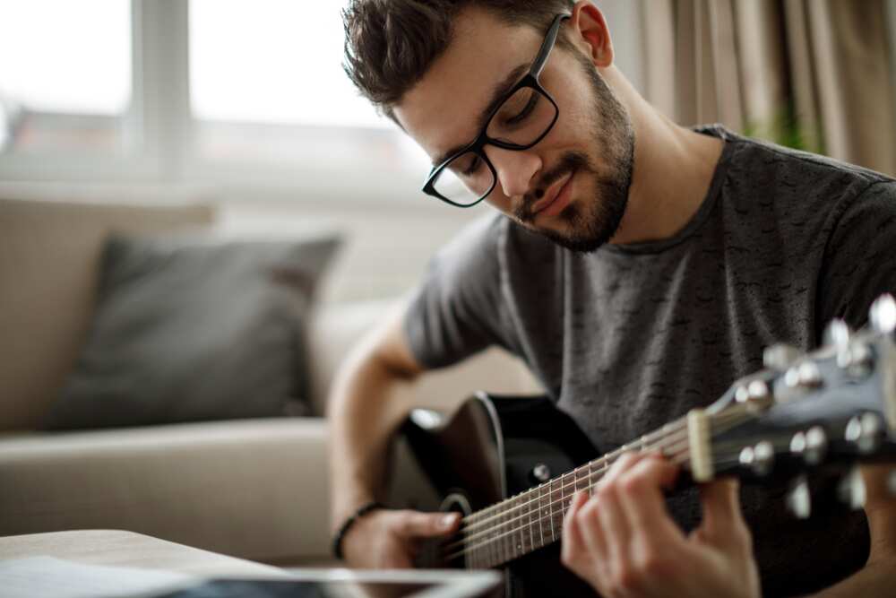Comment apprendre la guitare seul: 10 conseils essentiels Comment apprendre la guitare seul: 10 conseils essentiels