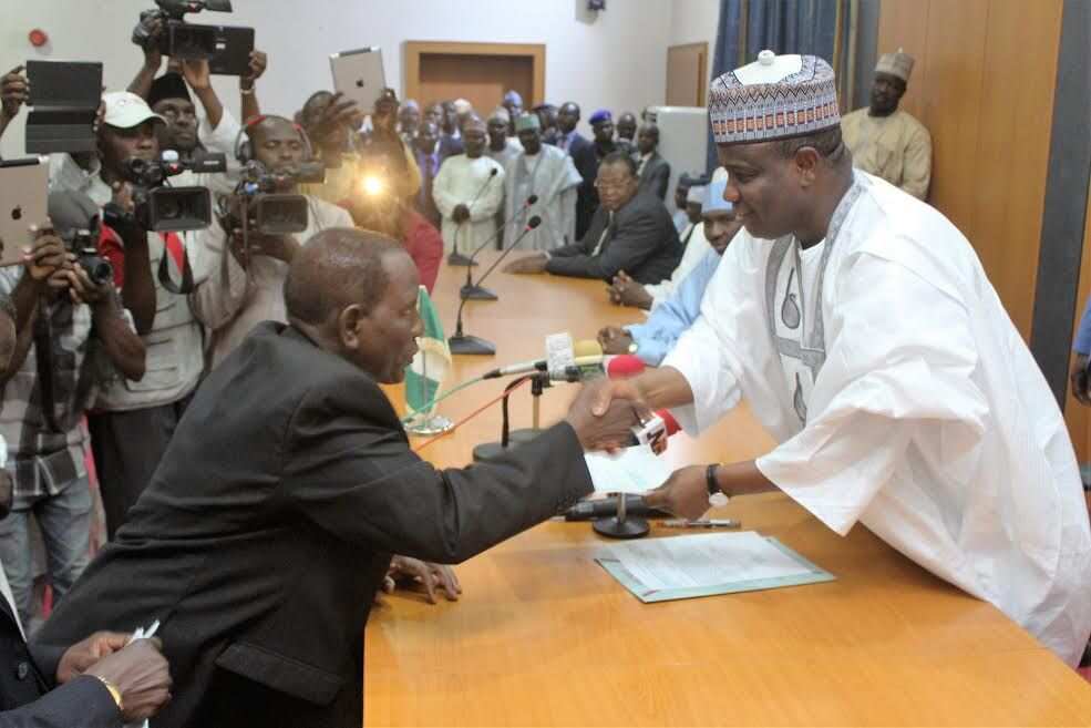 Kazamar siyasa: 'Yan daba dauke da muggan makamai sun kai wa kwamishin Tambuwal hari Kazamar siyasa: 'Yan daba dauke da muggan makamai sun kai wa kwamishin Tambuwal hari