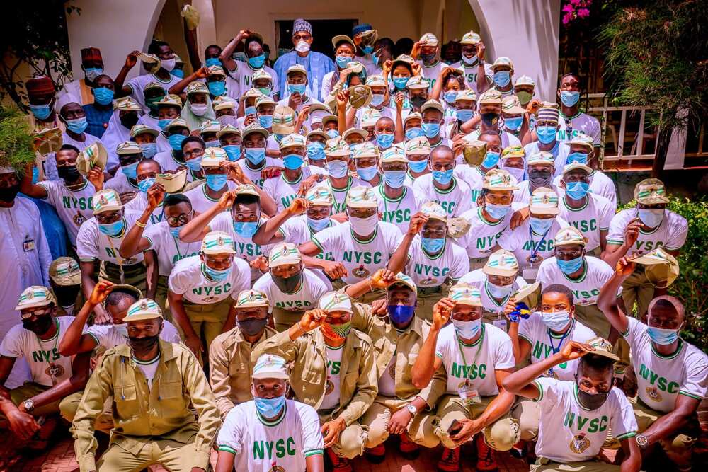 Buhari ya bada kyautar Shanu 24, kudi da buhuhunan Shinkafa ga Sojoji da Matasan NYSC