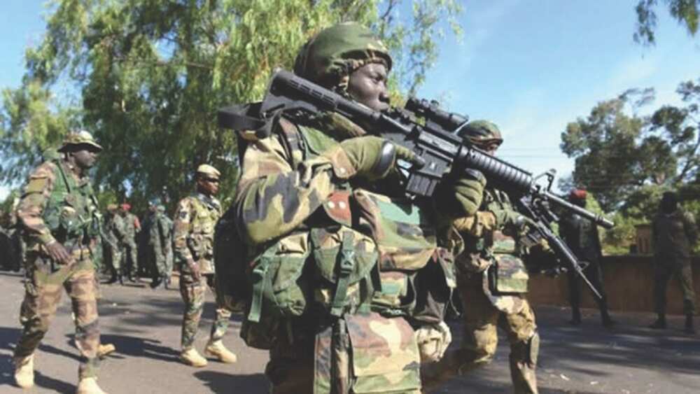 Sojoji sun kama basarake a arewa bayan samun makamai da harsasai a fadarsa Sojoji sun kama basarake a arewa bayan samun makamai da harsasai a fadarsa