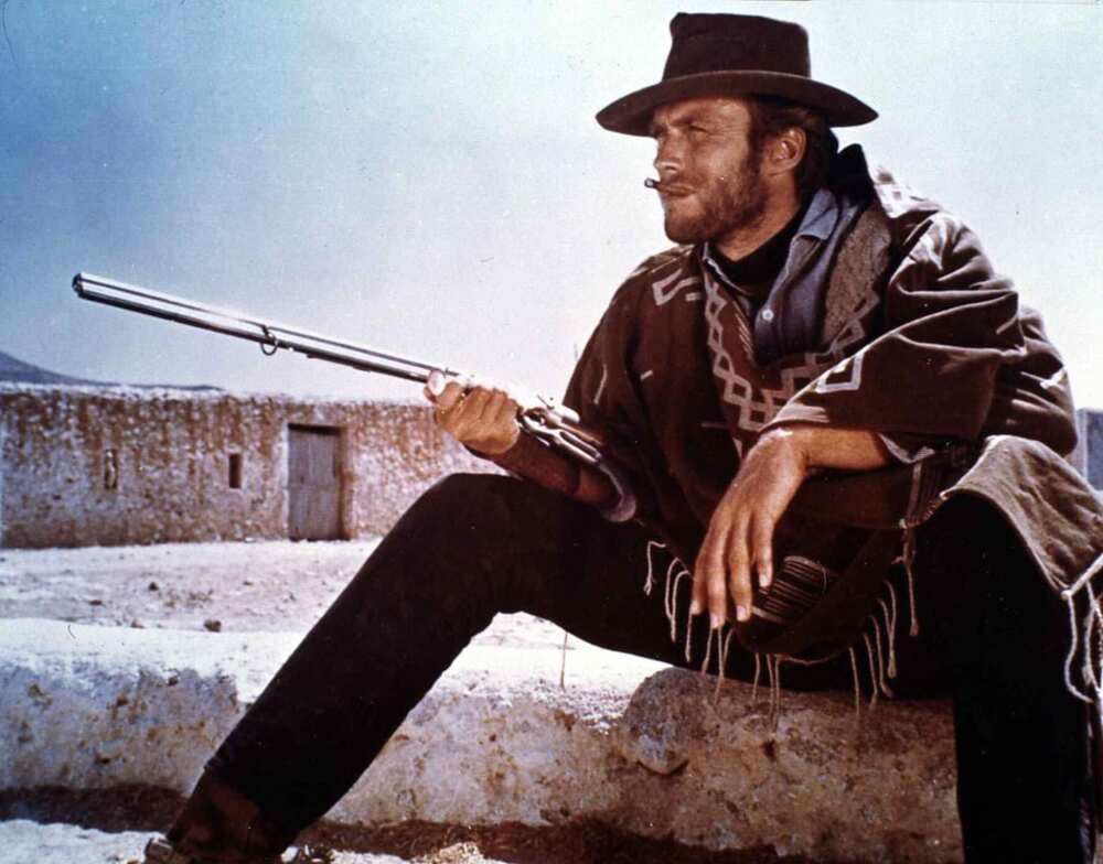 Clint Eastwood jouant le mystérieux étranger Joe qui arrive dans le village mexicain isolé de San Miguel. Photo: Film Publicity Archive Clint Eastwood jouant le mystérieux étranger Joe qui arrive dans le village mexicain isolé de San Miguel. Photo: Film Publicity Archive