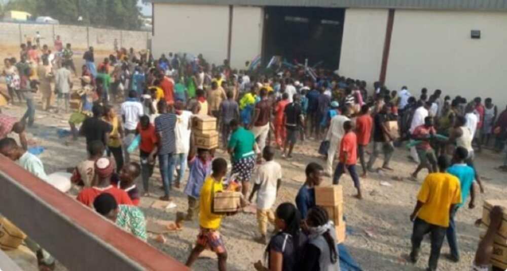 Bidiyon yadda matasa suka fasa rumbun ajiyan tallafin korona a Gwagwalada, Abuja Bidiyon yadda matasa suka fasa rumbun ajiyan tallafin korona a Gwagwalada, Abuja