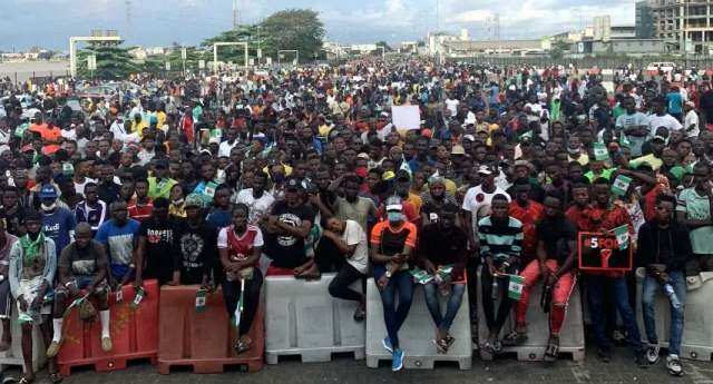 Video footage shows army sent 7 trucks to Lekki tollgate