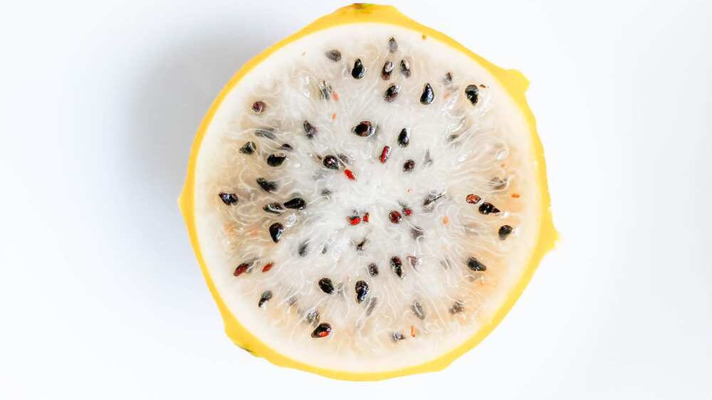 Fruit du dragon avec peau jaune et pulpe blanche. Fruit du dragon avec peau jaune et pulpe blanche.