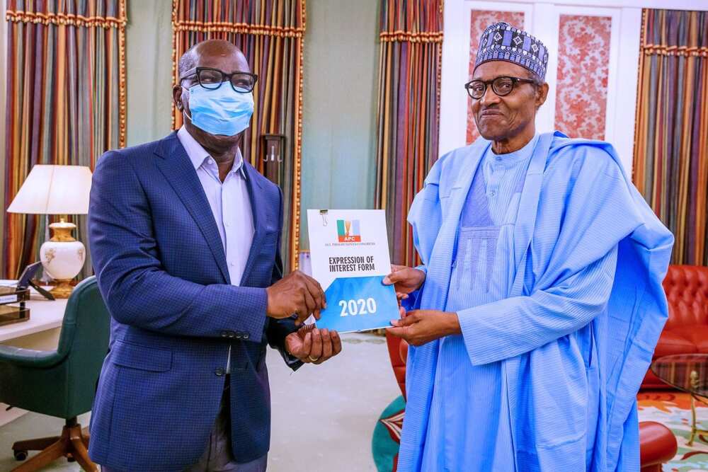 Shugaban kasa Buhari tare da Obaseki rike da fam din bayyana ra'ayin takara na jam'iyyar APC