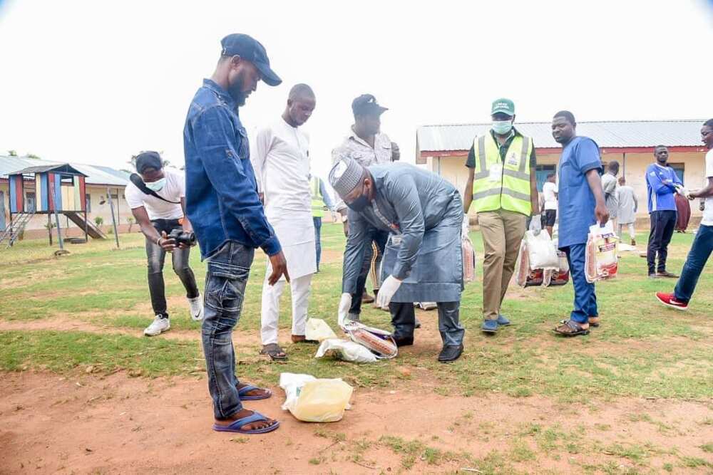 COVID-19: Presidential aide, others distribute food items during lockdown COVID-19: Presidential aide, others distribute food items during lockdown