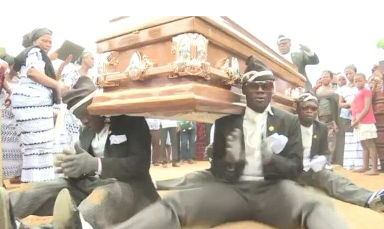 WATCH:DRAMA at funeral as pallbearers DROP coffin and corpse stumbles out - iHarare News