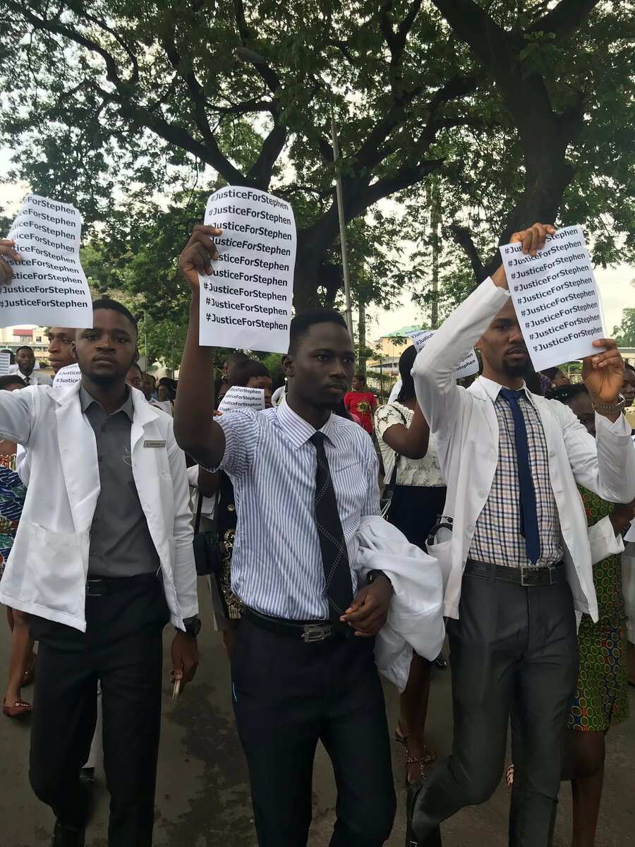 Doctors and students from LUTH protest the killing of Stephen. Photo credit: Twitter/Deji