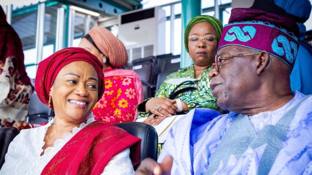 Asiwaju Bola Tinubu tare da uwargidarsa a zaune cikin taron jama'a