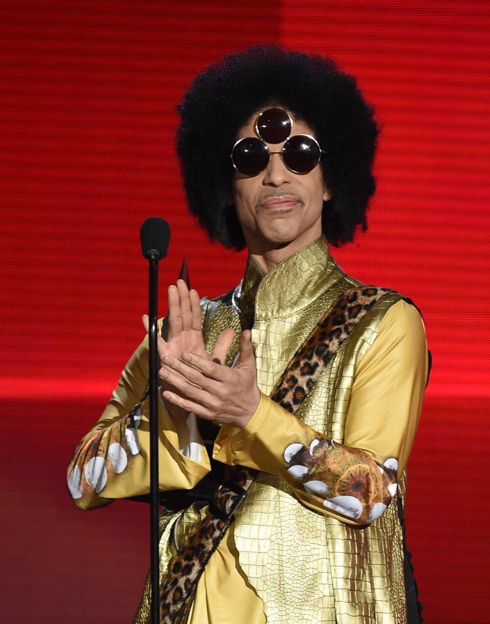 Le musicien Prince prend la parole sur scène lors des American Music Awards 2015 au Microsoft Theatre le 22 novembre 2015 à Los Angeles, en Californie. (Photo de Kevin Winter)