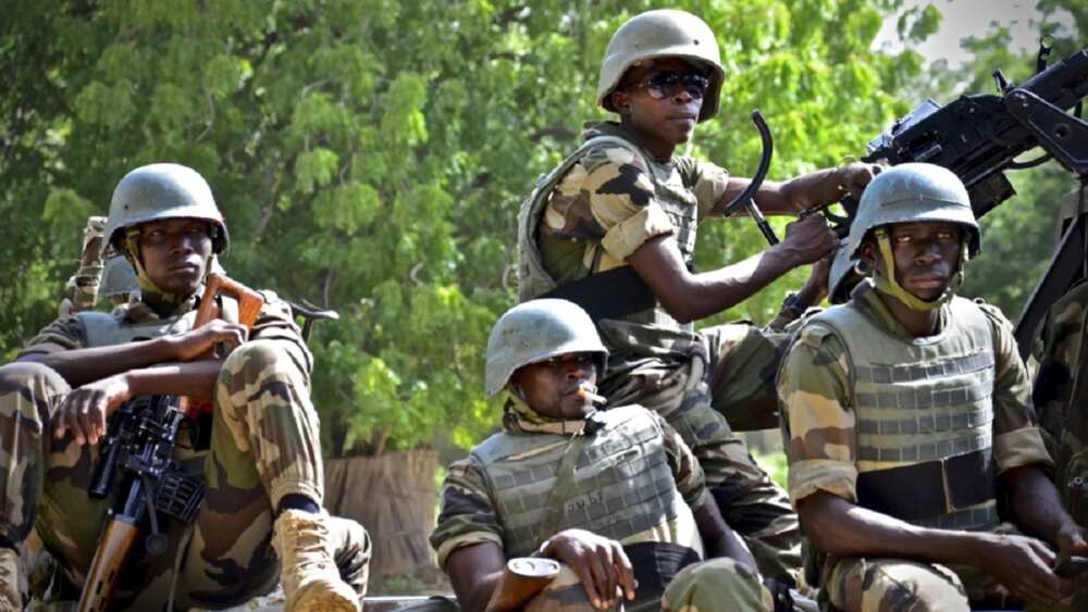 Sojojin Najeriya sun dakile hare haren Boko Haram, sun kashe wasu da dama sannan suka kama wani mai kera bam Sojojin Najeriya sun dakile hare haren Boko Haram, sun kashe wasu da dama sannan suka kama wani mai kera bam