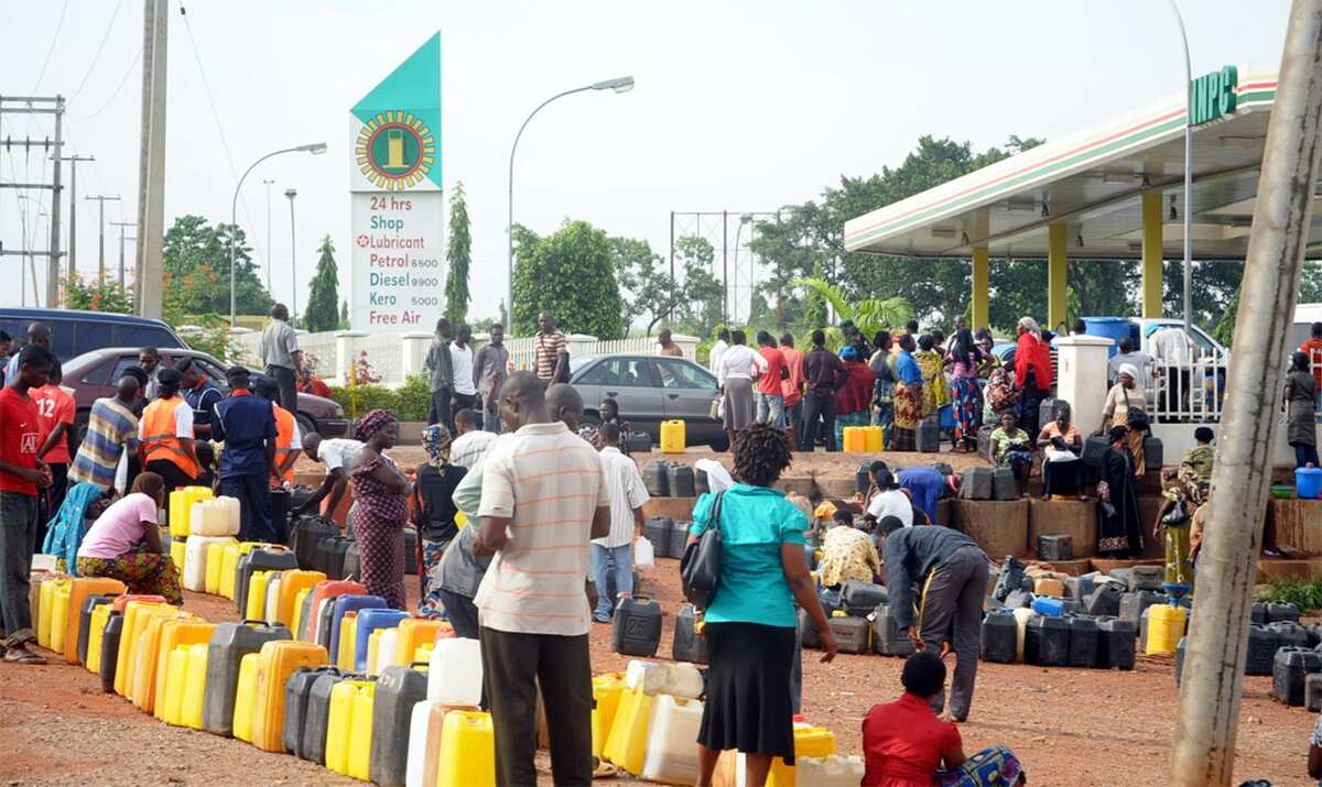 See FG promise to end fuel scarcity in days after four months of long queues