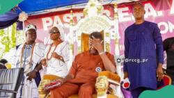 "This is an abomination": Pastor Adeboye sits on prominent Yoruba monarch's throne, photos trend
