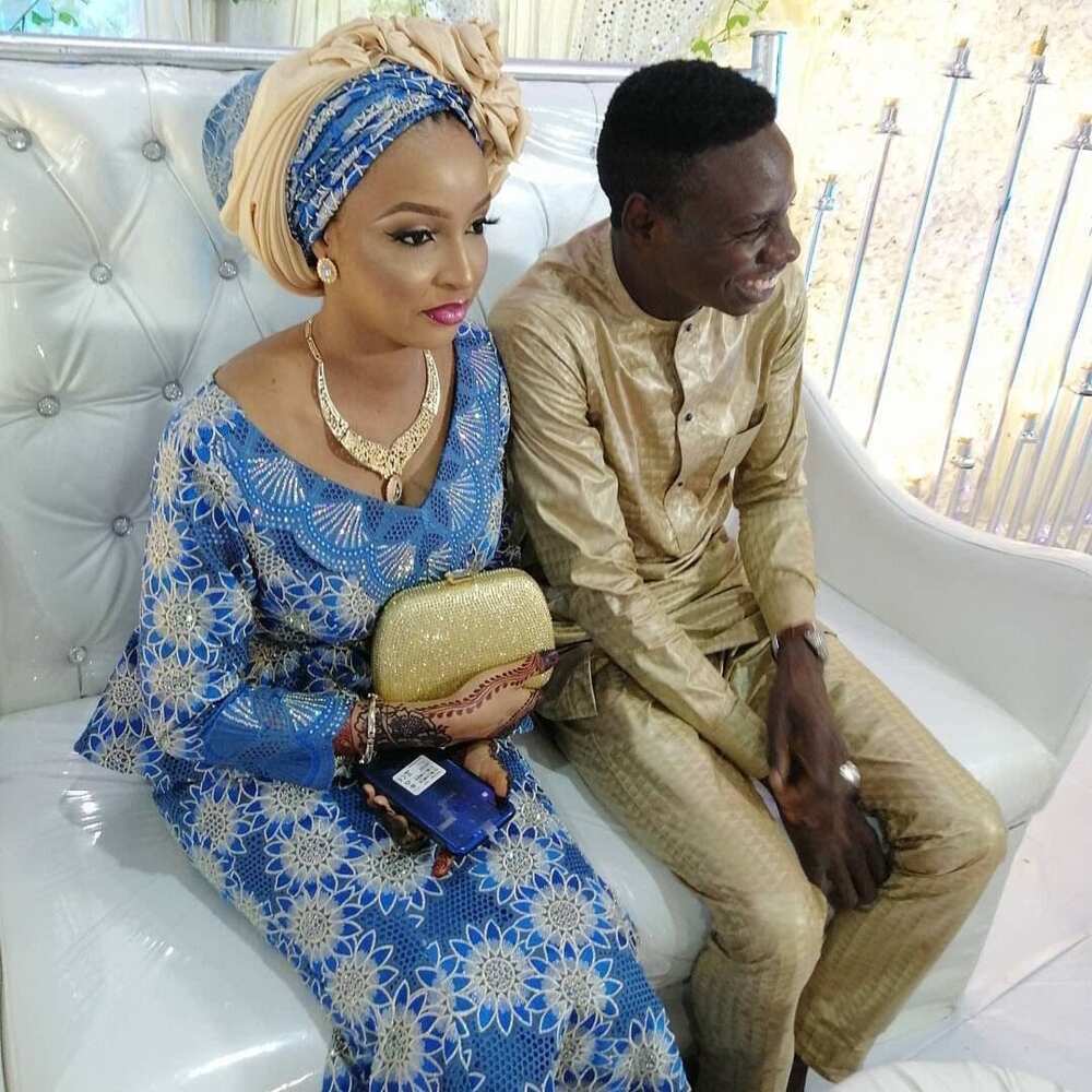 Kayatattun hotunan sunan diyar mawaki Ado Gwanja da suka dauki hankali Kayatattun hotunan sunan diyar mawaki Ado Gwanja da suka dauki hankali
