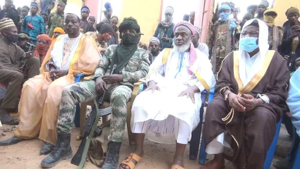 Cikin Hotuna: Sheikh Abubakar Gumi ya gana da shugabannin 'yan bindiga a Zamfara
