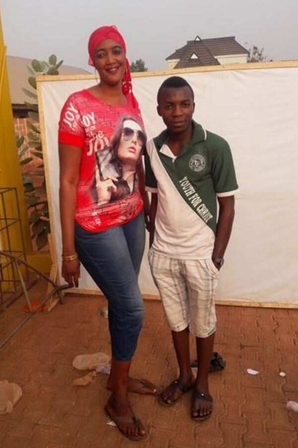 Extremely Tall Woman Finds Love In Man Almost Half Her Height - Romance -  Nigeria