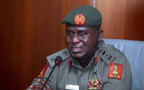 Janar Buratai ya karyata rahoton cewa ya ci kudin makamai