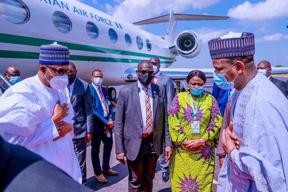Buhari yayin da ya sauka a birnin Bamako
Hoto daga fadar shugaban kasa @Buharisallau1 Buhari yayin da ya sauka a birnin Bamako
Hoto daga fadar shugaban kasa @Buharisallau1