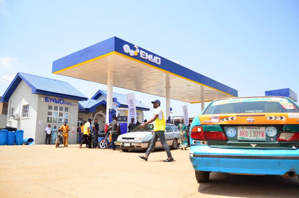 Enyo storms Akure and rewards indigenes with free fuel
