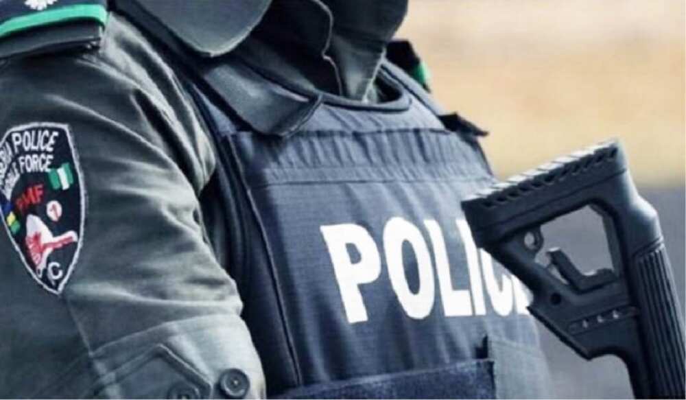 Dalilin da yasa muka bar jama'a suka kwashe tallafin korona - Dan sanda Dalilin da yasa muka bar jama'a suka kwashe tallafin korona - Dan sanda