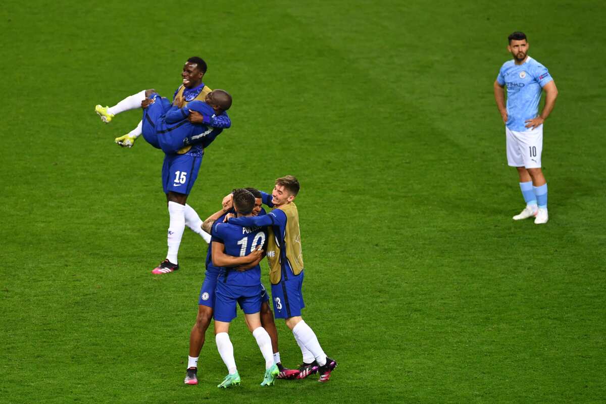 Stunning video of Kurt Zouma lifting N'Golo Kante up during Chelsea's UCL celebrations emerges