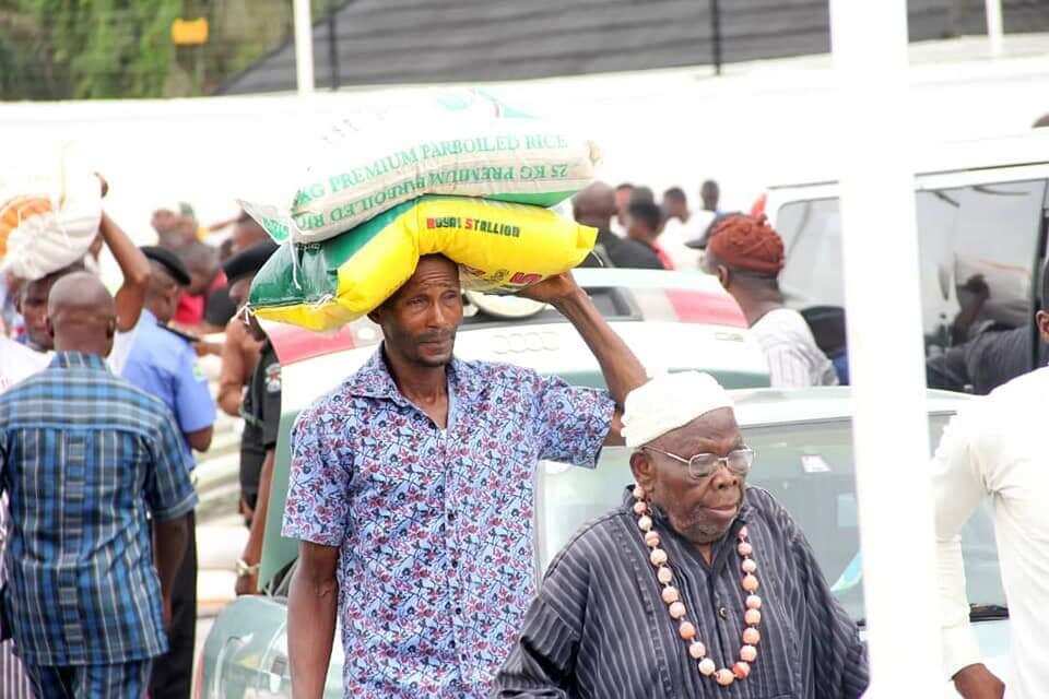 Lockdown: Akwa Ibom govt distributes palliatives to 31 local government areas Lockdown: Akwa Ibom govt distributes palliatives to 31 local government areas